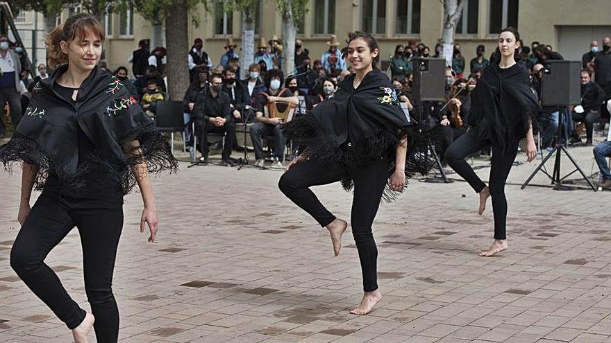 La mostra de cultura va començar amb un ball d&#039;homenatge