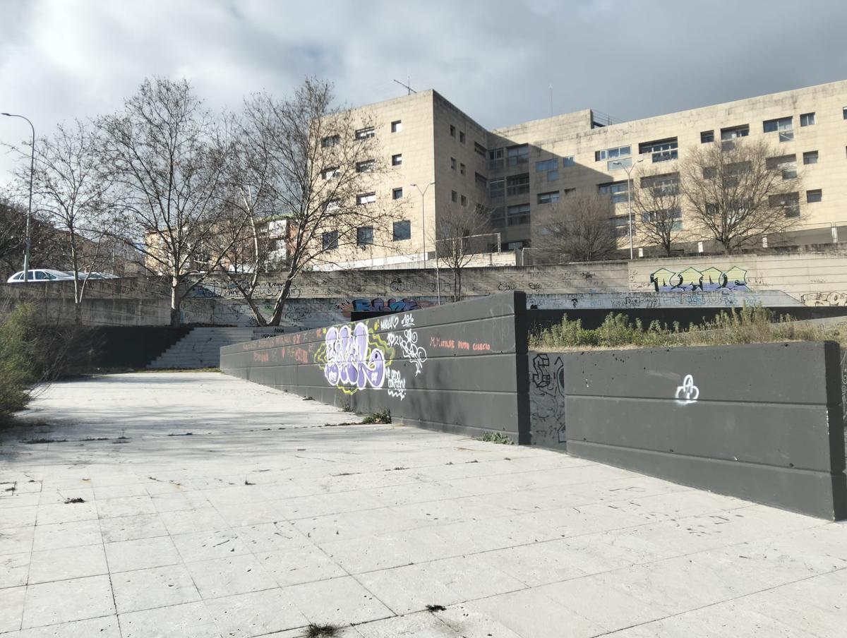Una imagen de muros de la plaza Puerto de Béjar, donde Brea pintará murales sobre Robe y Manolo Chinato.