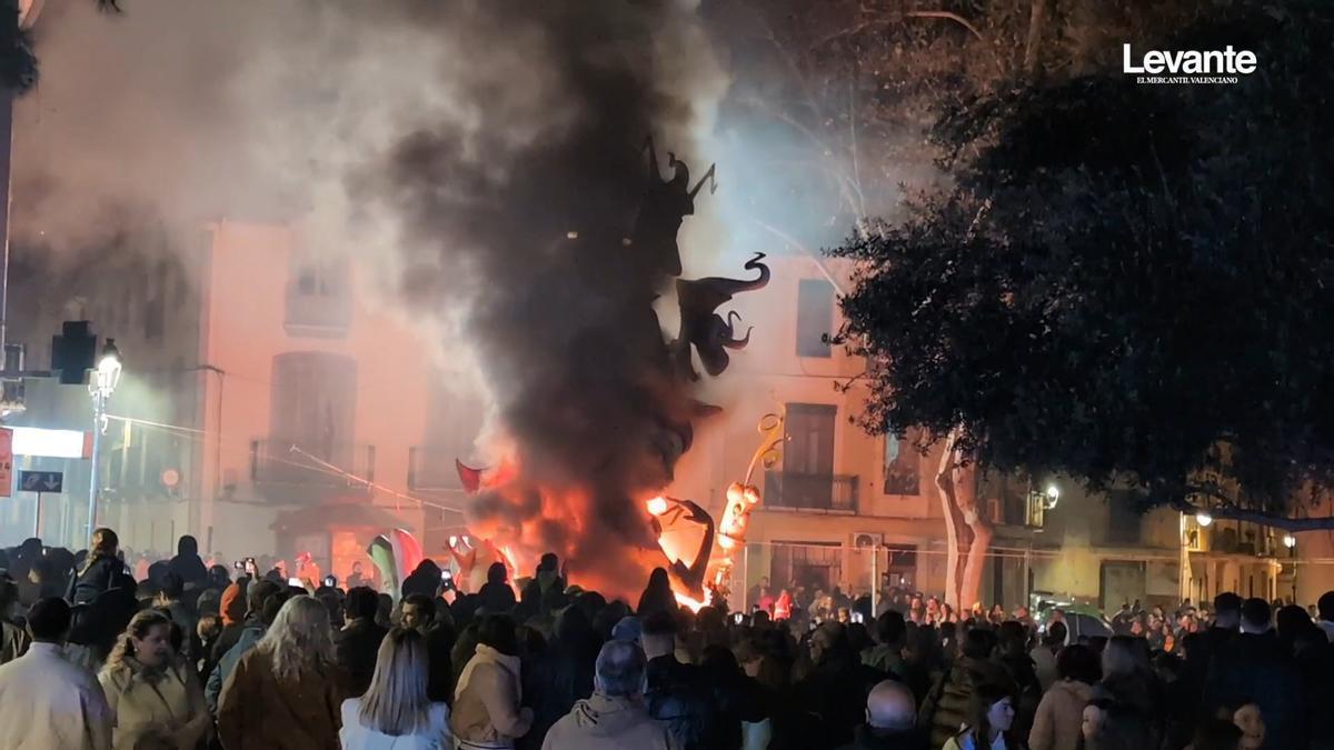El fuego devora en segundos la primera falla de Especial en Xàtiva