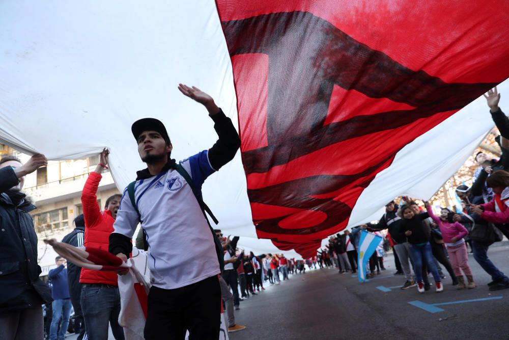 Las aficiones de River y Boca llenan Madrid