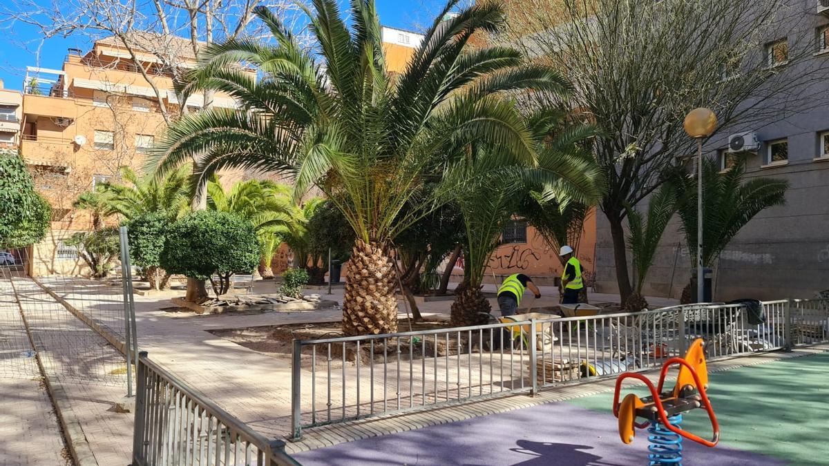 Los trabajos de mejora de la plaza de la AMCE Santa Cecilia de Elda.