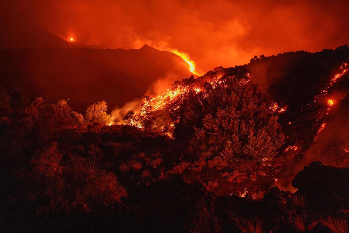 El espectáculo natural de la erupción del Etna atrae a los visitantes El espectáculo natural de la erupción del Etna atrae a los visitantes