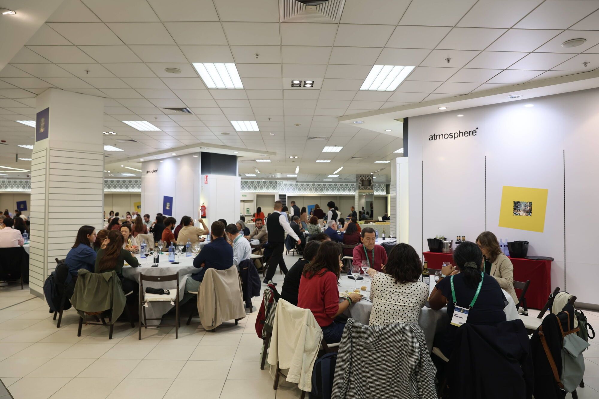 El centro comercial del Calatrava vuelve a abrir sus puertas (por unos días) para dar de comer a más de ochocientos congresistas en Oviedo