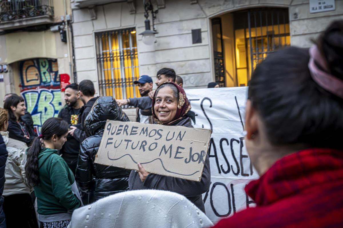 Protesta de la comunidad gitano-rumana de Vallcarca ante la sede del distrito de Gràcia