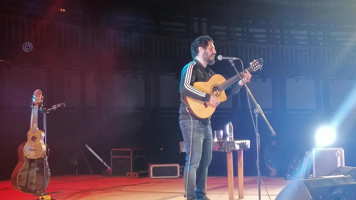 &quot;El Kanka&quot; interpreta una de las canciones del repertorio elegido para el concierto