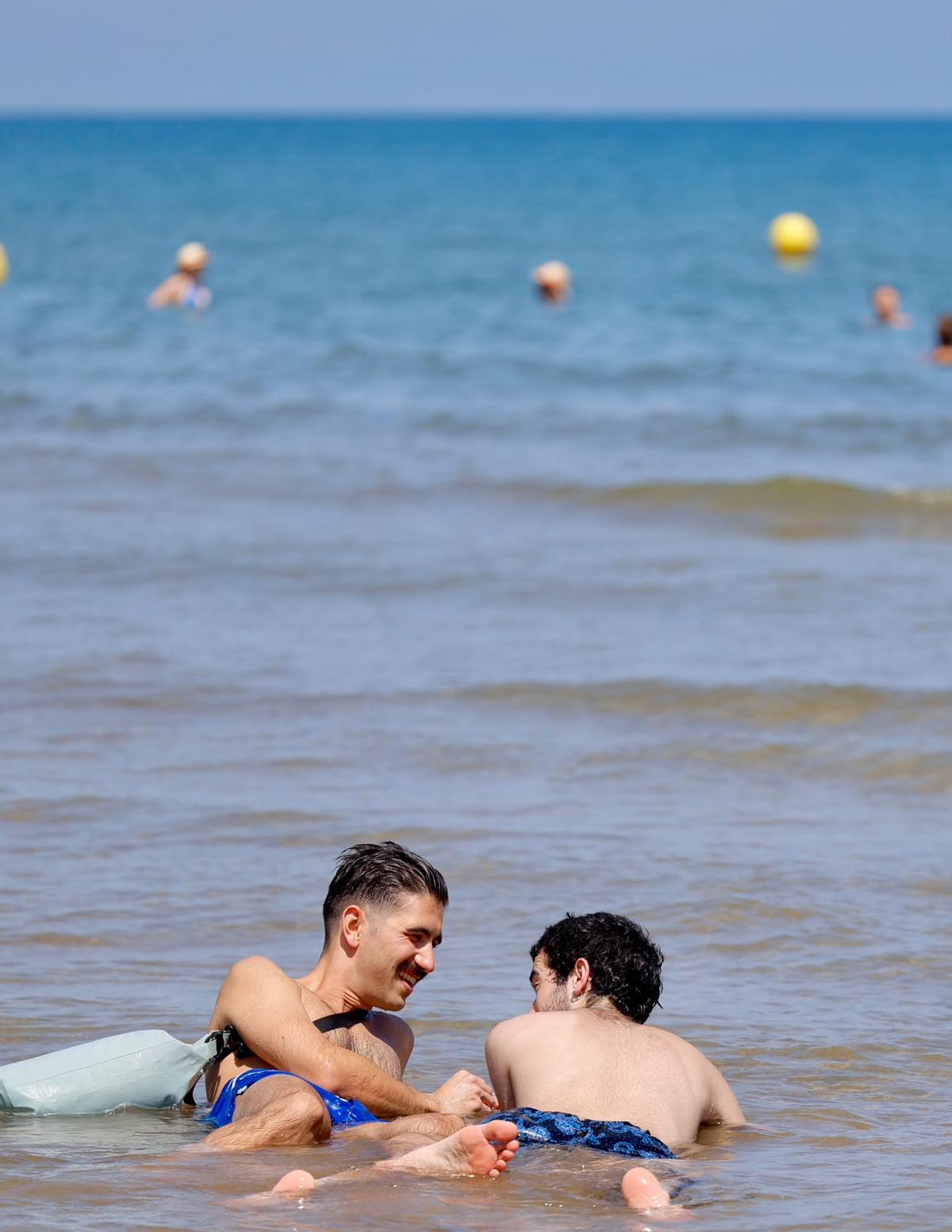 La playa de la Malva-rosa de València, en una de las jornadas de más temperatura en el mar Mediterráneo