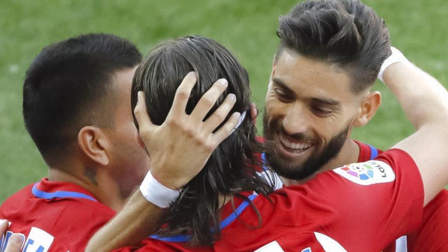 Carrasco y Filipe Luis, goledores, junto a Correa.