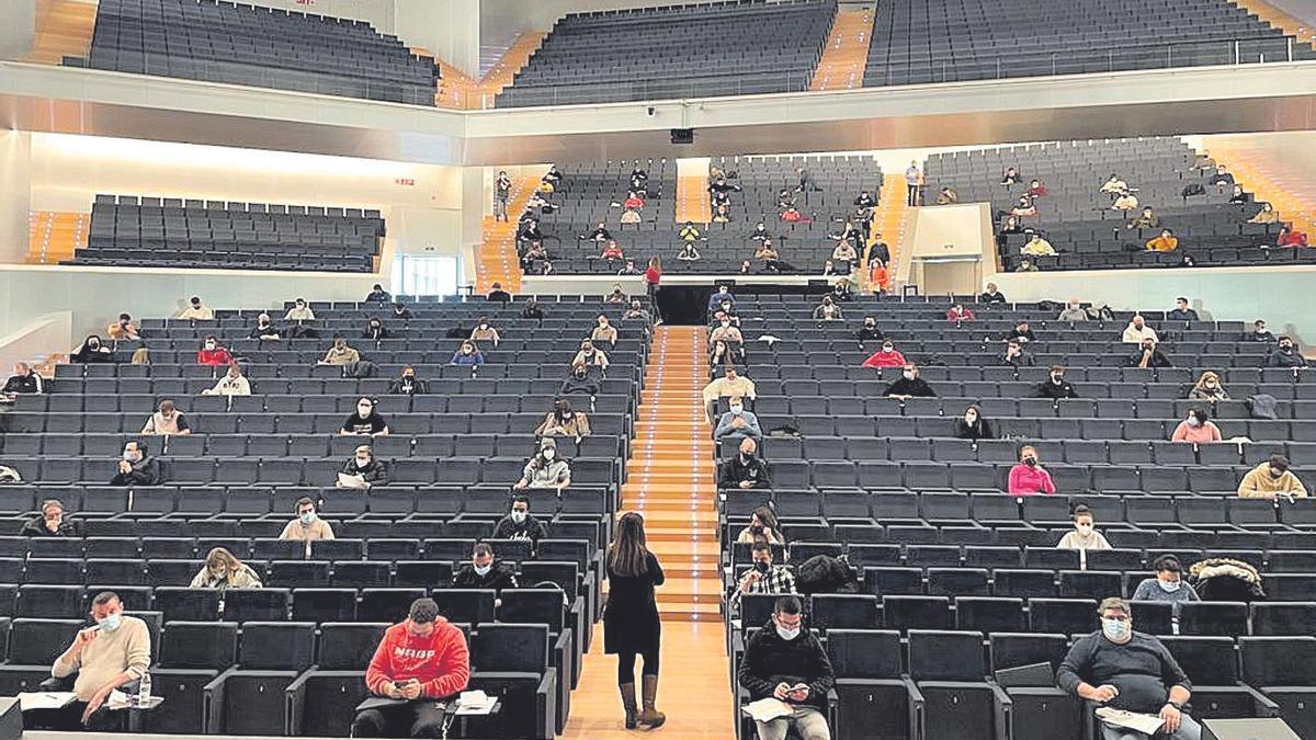 Varias personas durante uno de los exámenes para obtener el carnet de taxista en el Palau de Congressos de Palma.