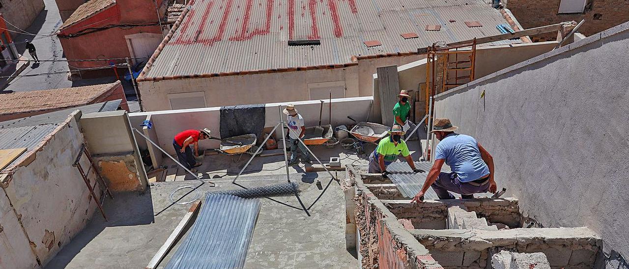 Operarios, este miércoles, en las obras de consolidación del vial de San Bruno en Callosa.  | TONY SEVILLA