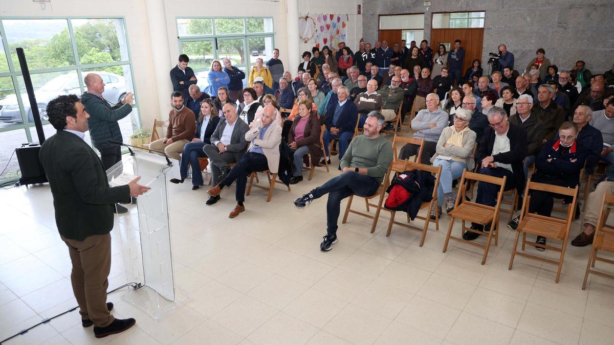 Luis López explica el proyecto del vial entre Baión y András.