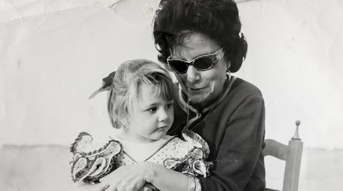 La Niña de la Puebla junto a su nieta Adelfa Calvo