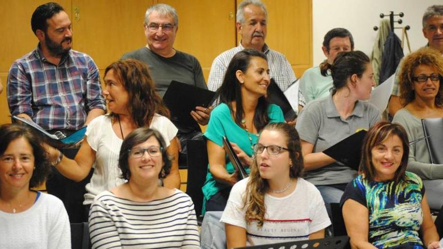 Miembros del coro &quot;Ángel Émbil&quot;, en un ensayo en la Casa de la Música de la Pola.