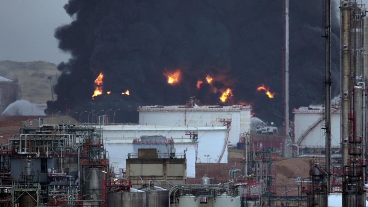 Columna de humo del incendio originado en Puertollano (Castilla-La Mancha), a causa de un rayo caído ayer por la mañana