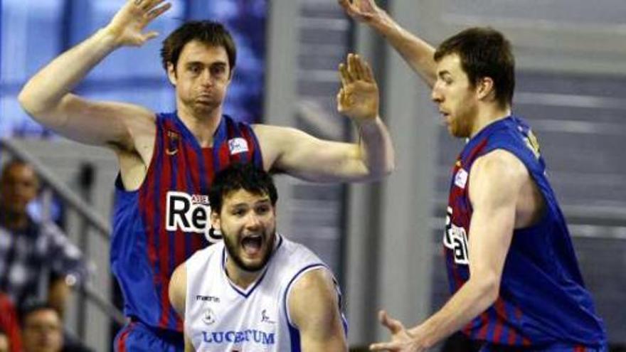 Ivanov, defendido por Lorbek y Fran Vázquez durante el partido en Alicante.