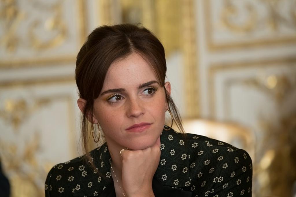 Emma Watson con traje de Alexa Chung en el Consejo Asesor de Igualdad de Género del G7