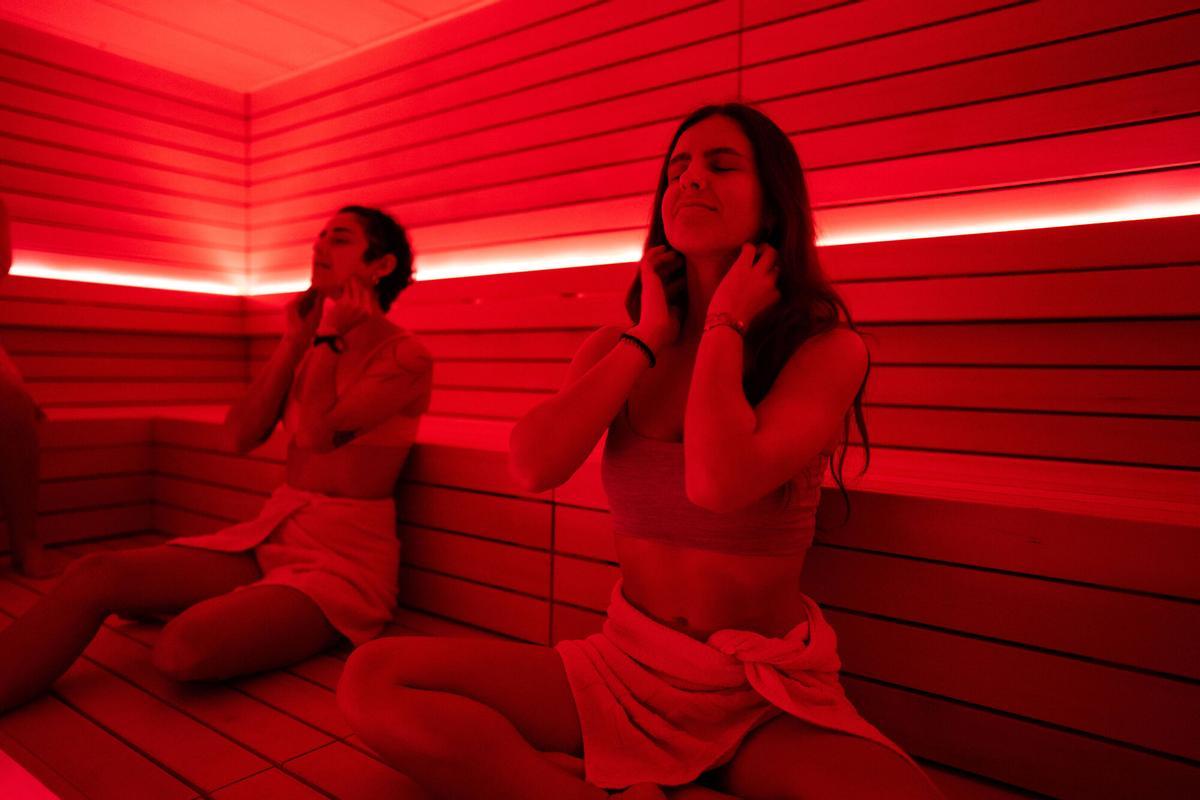 Barcelona. 03/03/2026 Sociedad. Retrato de Jake Wright y Enric Gabarró, fundadores de Ilo Studios, el primer estudio de “wellness social” de España, que combina sauna, baños de hielo y sesiones de respiración guiada. Foto: Zowy Voeten / El Periódico.