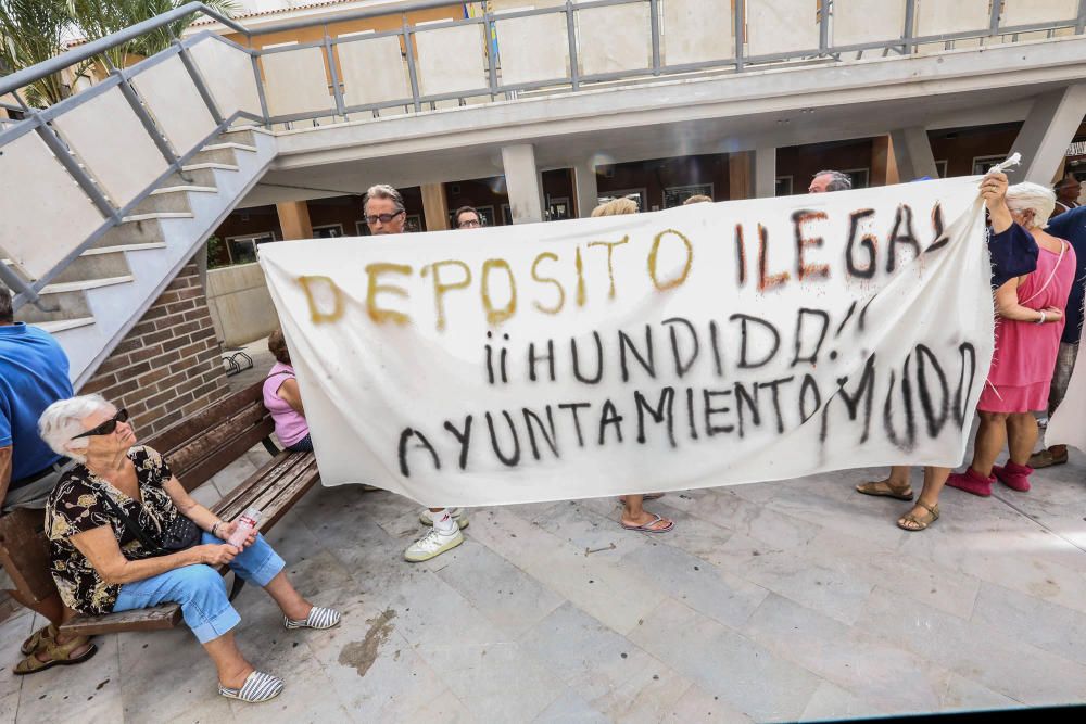 Concentración de protesta en Guardamar.