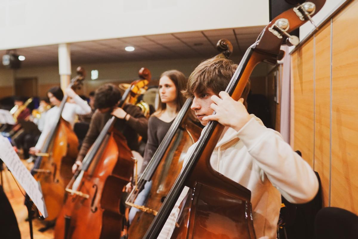 L'orquestra, durant l'encontre pedagògic previ a la gira