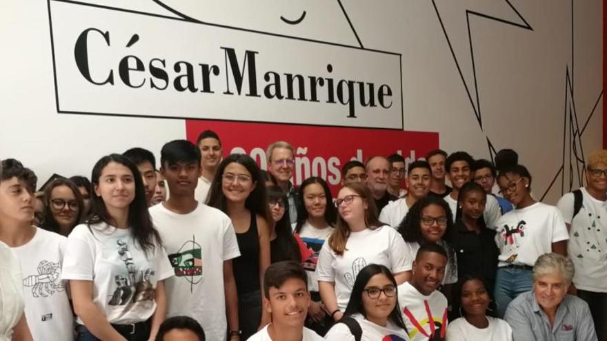 Alumnos y profesores del Instituto Agustín Espinosa junto a responsables de la Fundación César Manrique, hoy, en la Sala José Saramago, en La Plazuela (Arrecife).