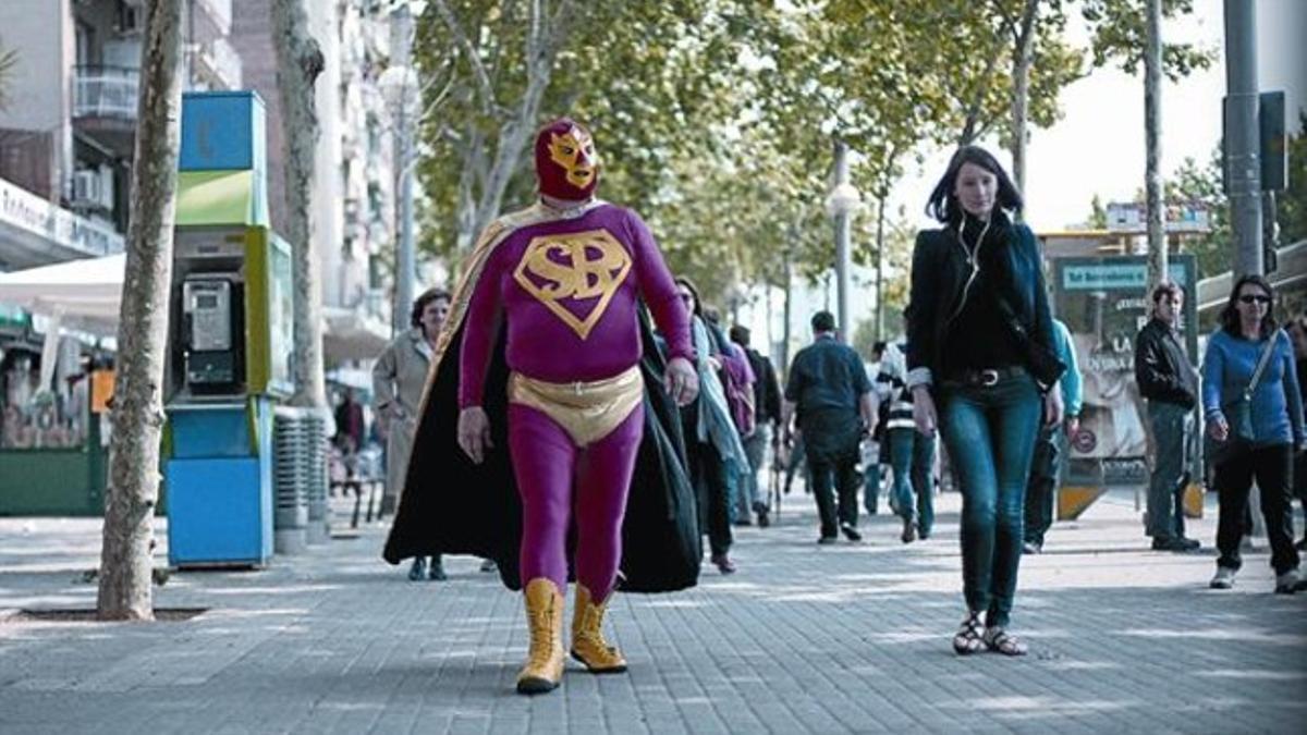 Marco Rascón, caracterizado de Superbarrio, camina por el paseo de Joan de Borbó.