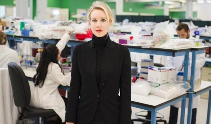 Elizabeth Holmes, cuya estafa fue relatada en el documental 'The inventor (HBO)