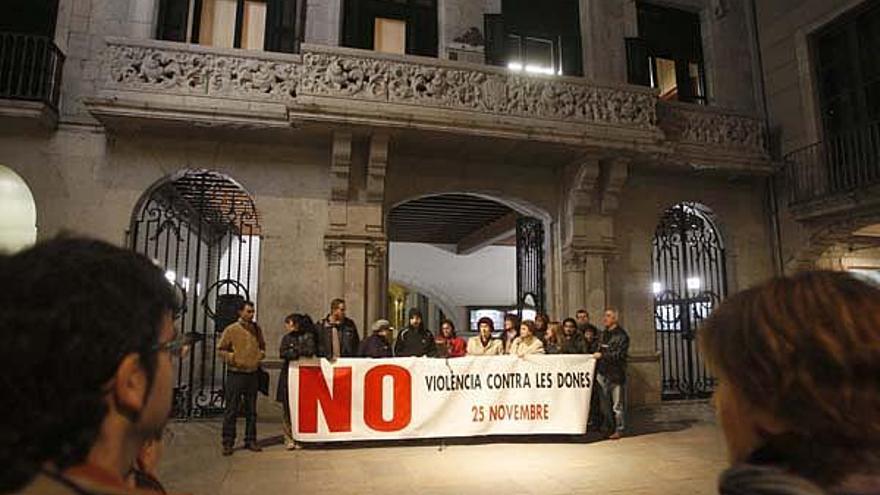 Concentració contra la violència domèstica davant l&#039;Ajuntament de Girona, ara fa uns mesos.