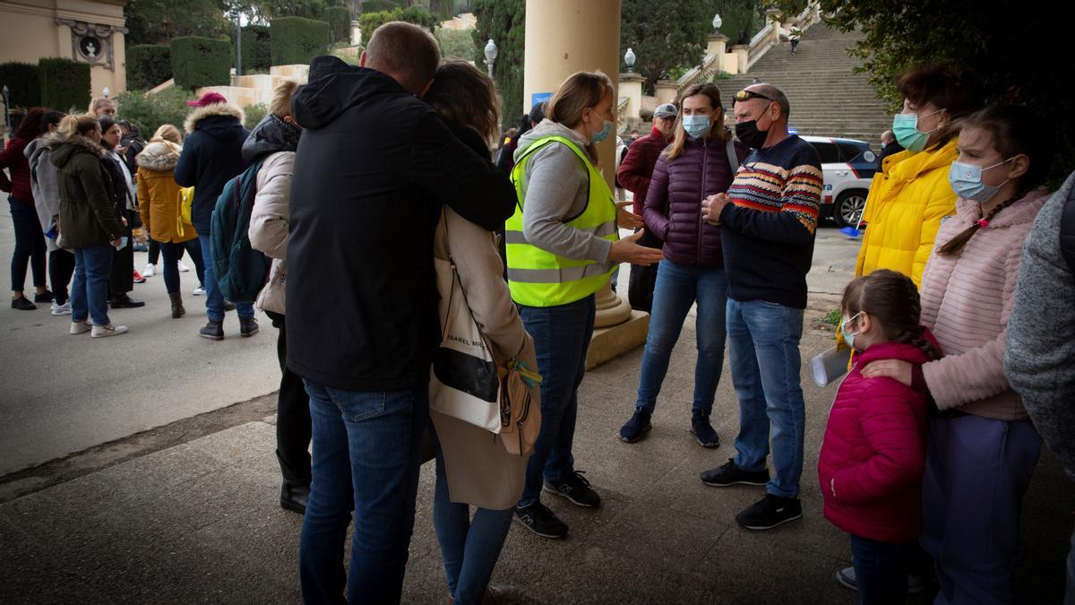 El refugiat ucraïnès tipus: dona de 26 anys, mare, amb estudis i necessitada d’un sostre