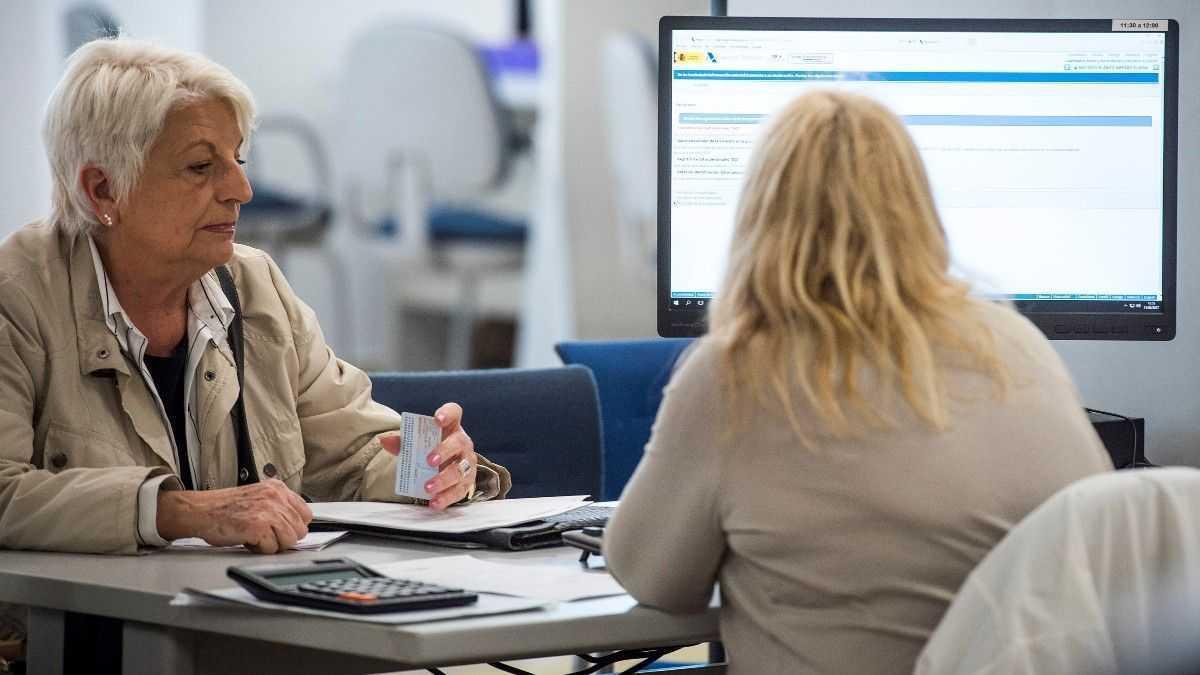 Una dona presenta la declaració de la renda de forma presencial