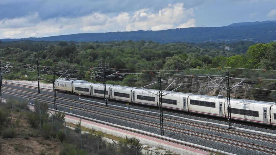 Renfe deja sin fecha el servicio de AVE a Vigo y A Coruña porque Talgo no entregó los trenes