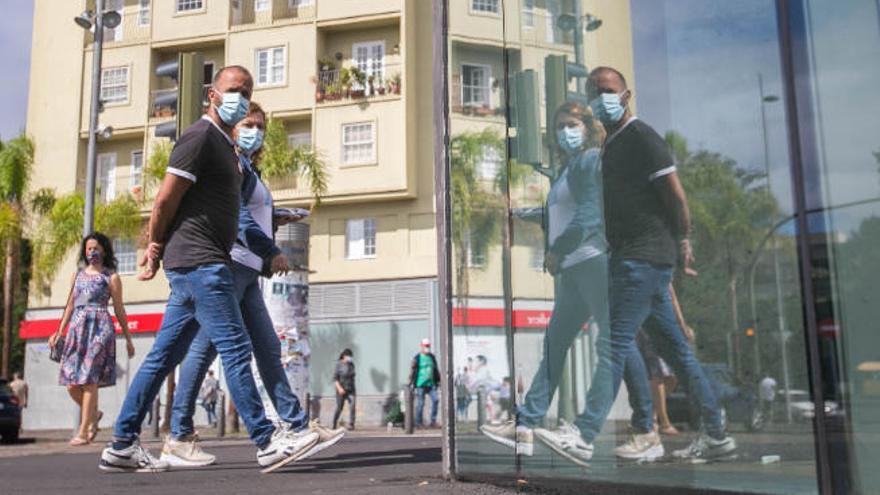 Varias personas transitan por la zona del Mercado en Santa Cruz de Tenerife.