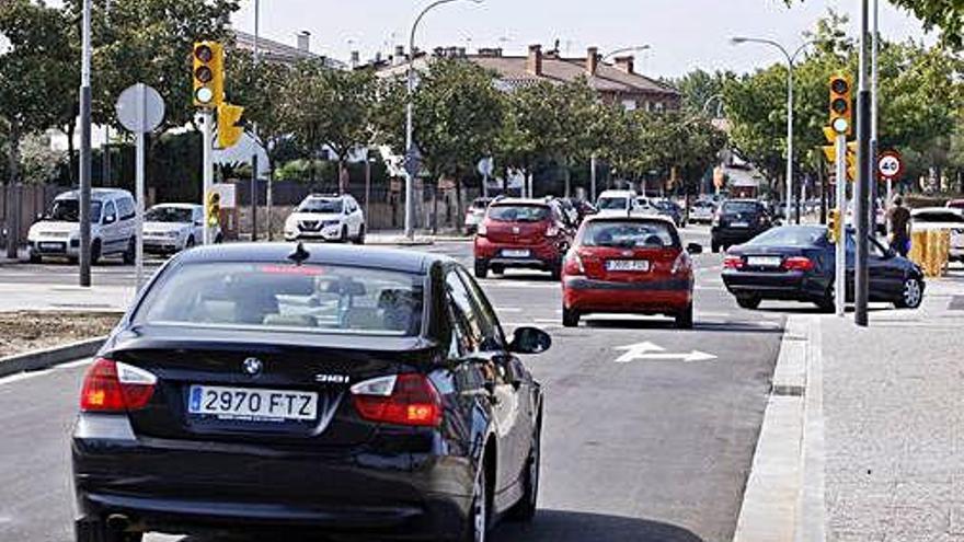 Vehicles, ahir al migdia, passant per la zona un cop reoberta al trànsit.