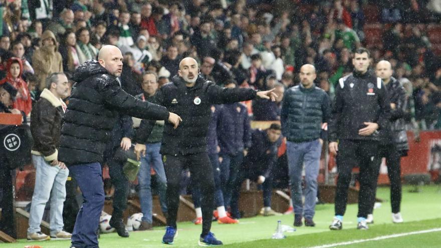 José Alberto dando indicaciones en la banda de El Molinón durante el Sporting-Racing de Santander. | Juan Plaza