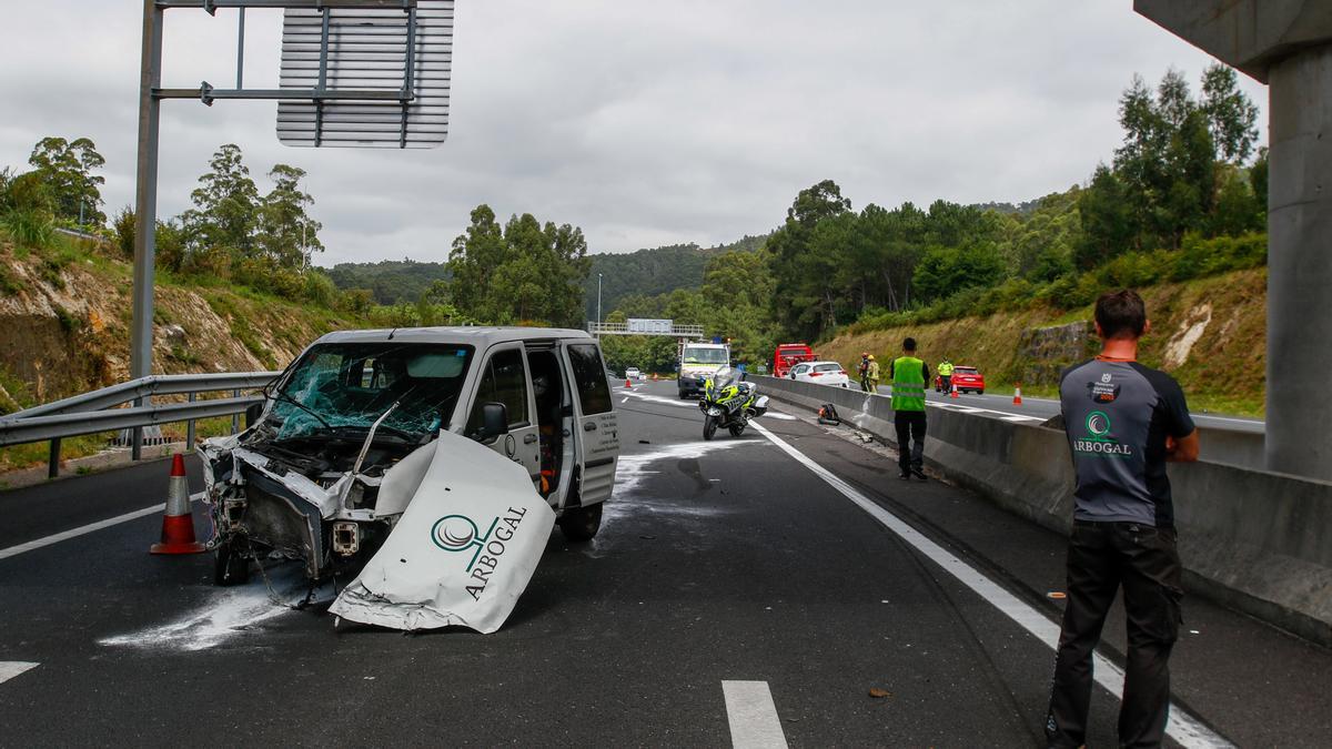 La furgoneta que colisionó por la parte trasera del camión.