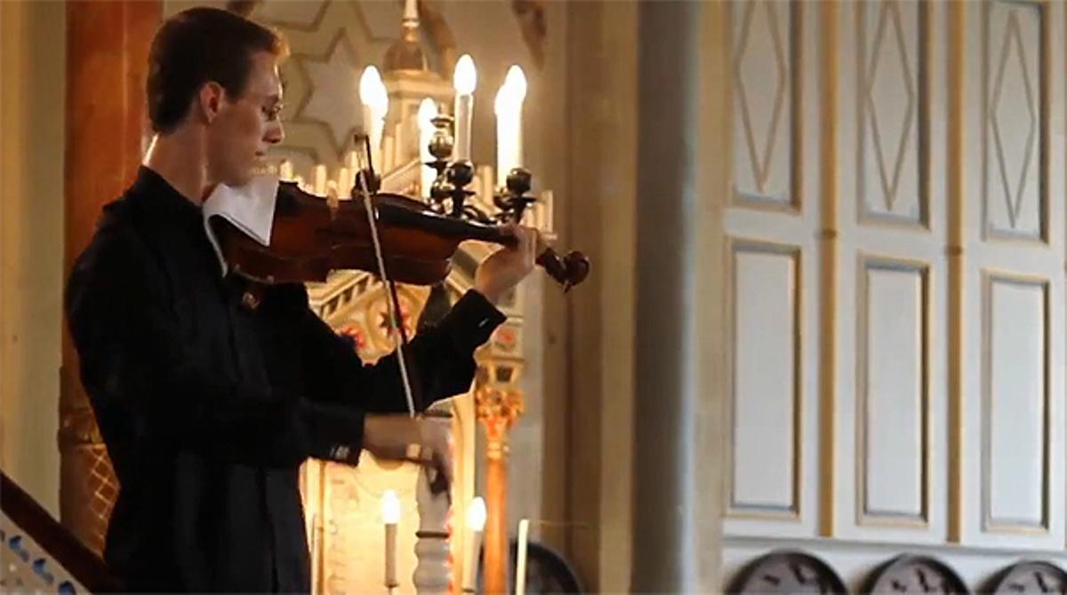 Lukas Kmit interpreta una melodia del telèfon amb el violí.