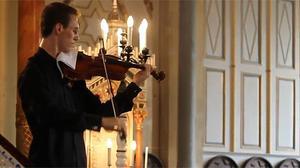 Lukas Kmit interpreta una melodia del telèfon amb el violí.