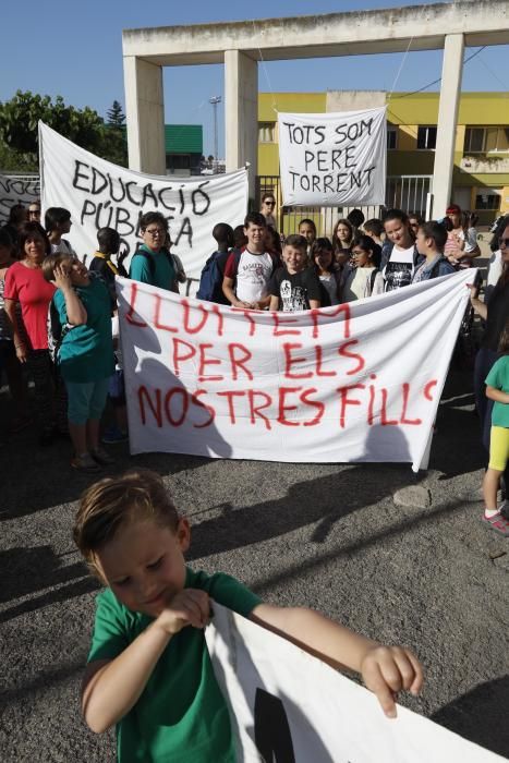 Protesta de pares i alumnes de l'escola Pere Torrent de Lloret