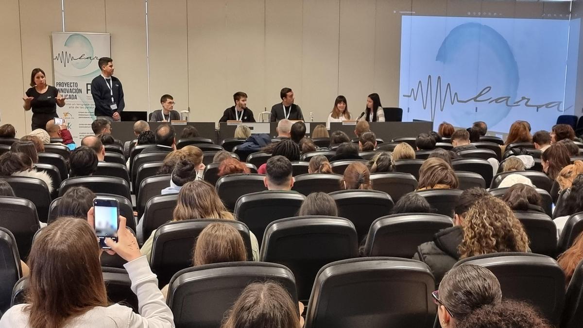 Presentación este martes del proyecto PIA Lara en el Centro de Congresos de Elche, donde acudieron alumnos de los tres institutos.