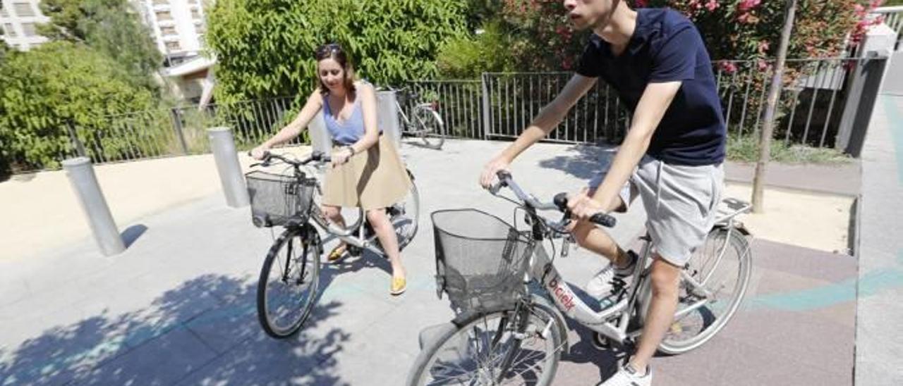 Elche aumentará las zonas para aparcar bicicletas y revisará  las sanciones sobre los ciclistas