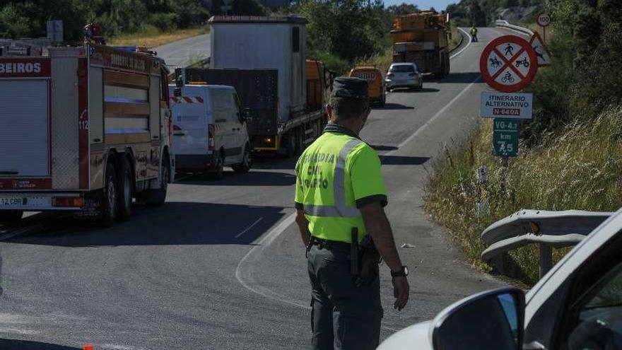 El transporte especial con los transformadores provocó una mancha de grandes dimensiones en la rotonda de San Simón. // I.Abella