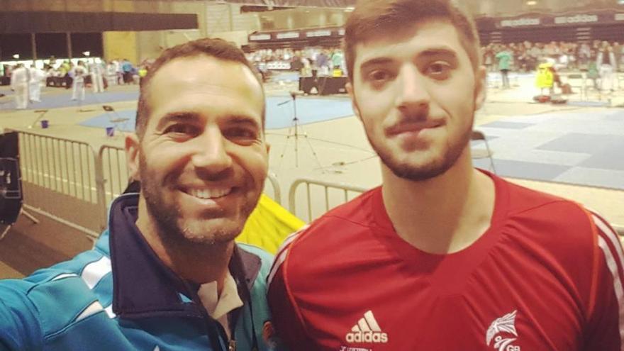 Eduardo Longobardi posa junto al técnico Toni Navas.