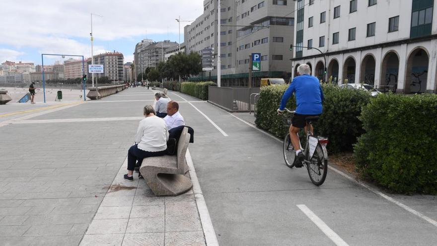 Paseo marítimo de A Coruña un día de tiempo estable.