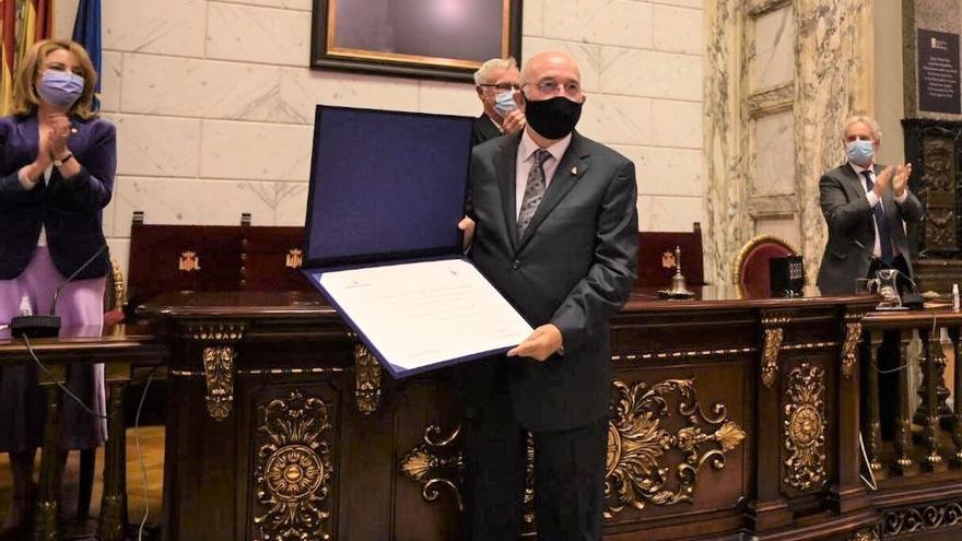 El Dr. D. Miguel Ángel Sanz Alonso, premio Certamen Médico: Reconocimiento a toda una vida profesional 2020, que otorga la Fundación del ICOMV y el Ayuntamiento de València