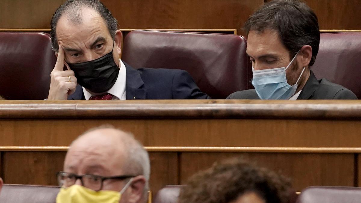 Sergio Sayas y Carlos García Adanero, UPN, durante el debate sobre la Reforma Laboral.