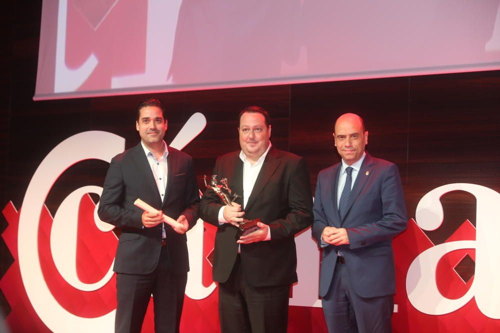 Javier Mira y Salvador Martí, de Facephi, que recibió el premio a la mejor Empresa de Servicio, recogieron el premio de manos de Gabriel Echávarri.