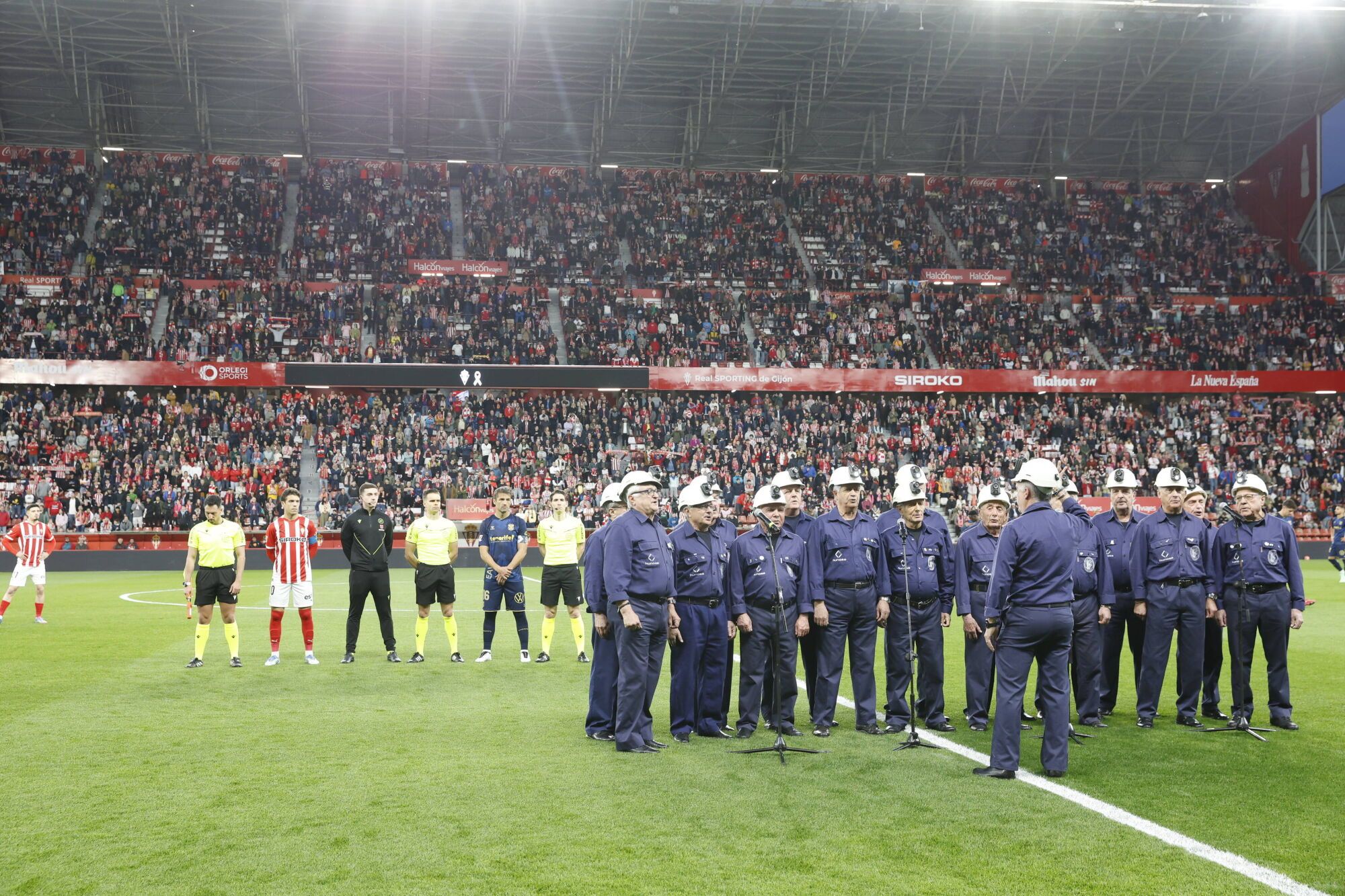 EN IMÁGENES: El Sporting - Tenerife disputado en El Molinón