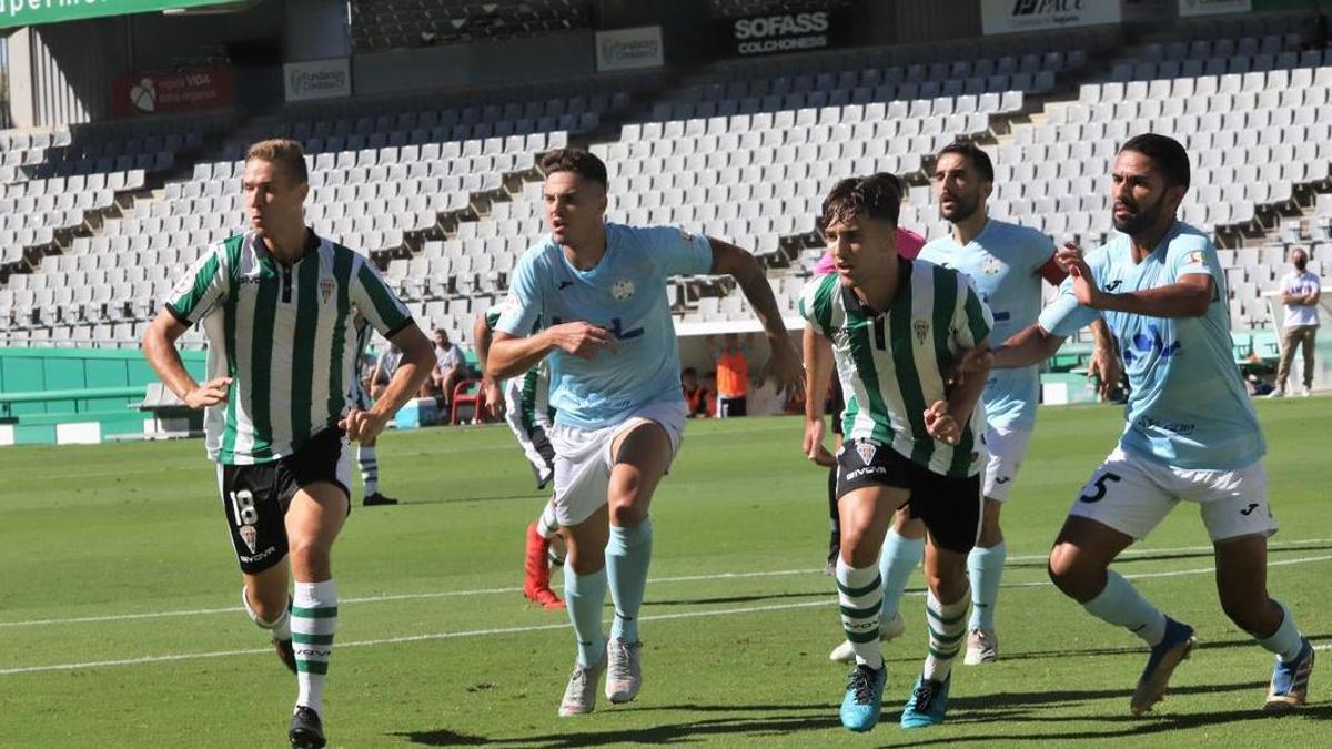 Lance del Córdoba CF B-Ciudad de Lucena disputado en El Arcángel en la primera vuelta.