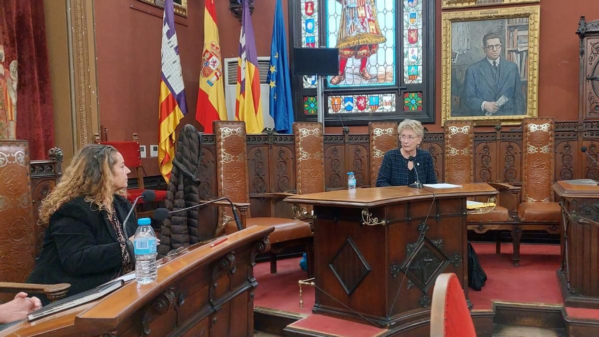 Anna Moilanen se dirige a la regidora de Vox, Jero Mayans, el pasado viernes.