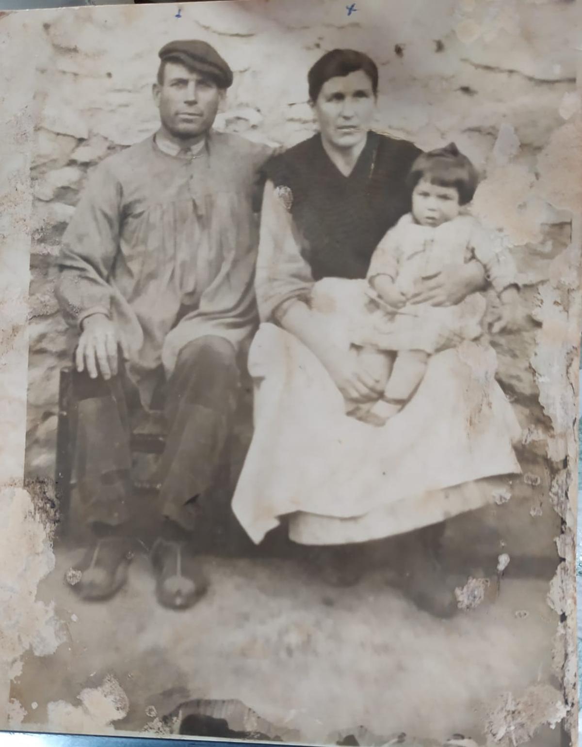 Los padres de José, con Dolores de bebé, la hermana.