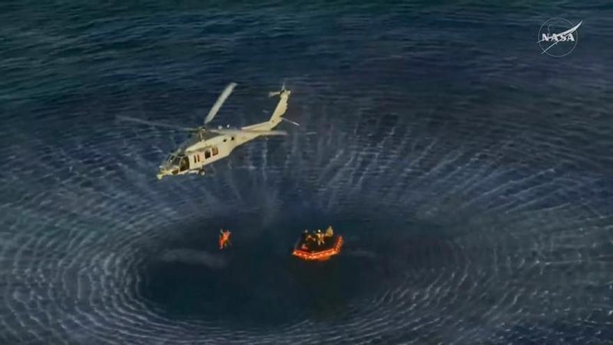 Rescatados en helicóptero los astronautas de Artemis II tras amerizar en el Pacífico