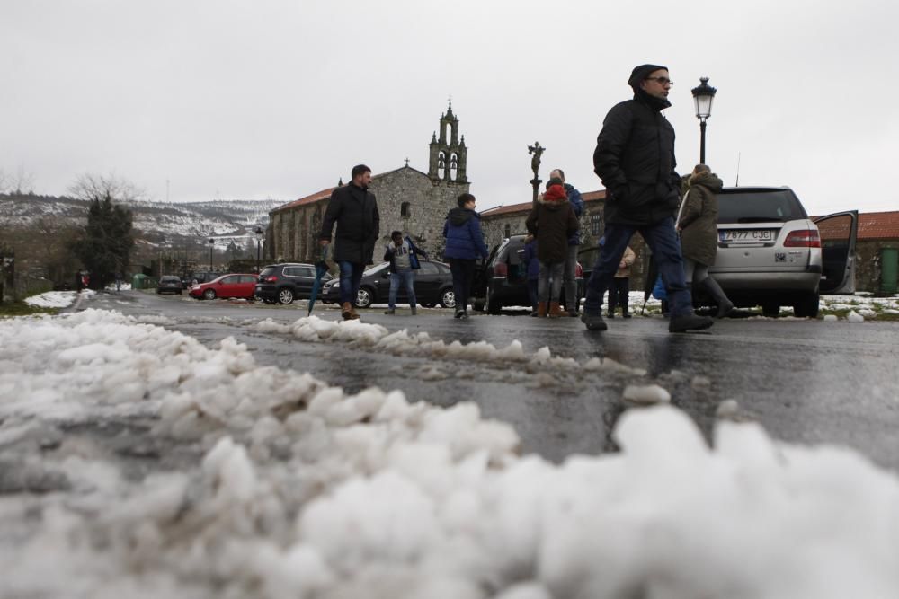 Cientos de personas visitan los montes de Deza para disfrutar de la nieve